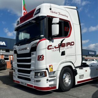 A stunning Scania S660 V8 delivery for CJ Bird Transport Ltd!🔥👏👀
With every box ticked when it comes to spec, this fantastic unit certainly packs a punch, and will now be put to the test against CJ Bird Transport Ltd current fleet of Scania S770 units, that have been returning incredible MPG figures!
Supplied by Keltruck Account Manager, Peter Harris. This unit marks the beginning of some very special deliveries to come for CJ Bird Transport Ltd. Congratulations to all the team on handover of this magnificent unit!
#SuppliedByKeltruck #ScaniaV8 #S770
