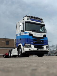 A second stunning Scania S660 V8 for TDR Transport Services Ltd😍

Supplied by Keltruck Account Manager, Danny Horobin. This extra smart Scania S660 V8 comes complete with Scania XT package and is finished off with the excellent TDR Transport Services Ltd livery, expertly applied with precision to further highlight the units splendour!

Congratulations to all the team at TDR Transport Services Ltd on the handover of this magnificent unit, and the continued expansion of an already impressive fleet.

#SuppliedByKeltruck #ScaniaXT #ScaniaV8 #KingOfTheRoad