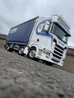 Hinks Haulage have taken delivery of this super smart Scania S420🤩🔥

This fantastic Full Air Scania S420 is packed full of extras, and looks incredible in the instantly recognisable Hinks Haulage livery.

Supplied by Keltruck Account Manager, Danny Horobin, and with finishing touches applied, this unit is now ready to roll, bringing another level of supreme Scania style to the roads.

#SuppliedByKeltruck