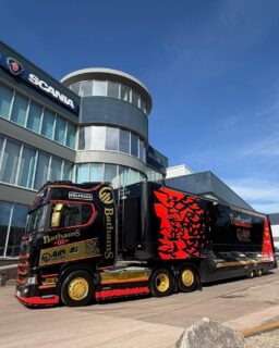 Keltruck x Bathams Racing = Pure delight🔥🤩
This magnificent Scania S590 V8 tractor unit is sure to turn heads on the racing circuit, as the Bathams Racing team start gearing up for the upcoming Isle of Man TT.
With every box ticked and stunning livery completed by Keltruck West Bromwich Bodyshop, this unit will ensure the team arrival in style for their intense racing activities.
#SuppliedByKeltruck #ScaniaV8
