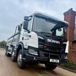 John Hughes Haulage new Scania P420 XT Tipper is here, and it's seriously impressive!
Specified with Hub Reduction, Autolube and Spillard cameras, this unit is packed to the roof with brilliant spec and looks the part with it's decals and XT package.
Thank you to all the team at John Hughes Haulage for the continued business and support.
#SuppliedByKeltruck #ScaniaXT