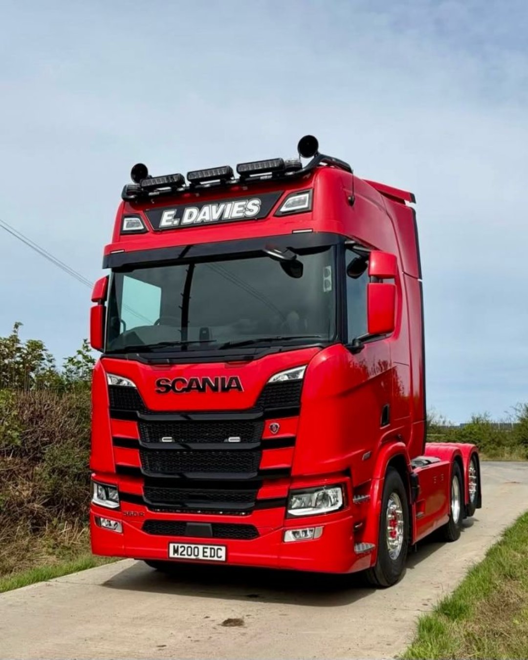 A Scania that defies description🤩👑
Take a look at this incredible Scania R560 Super unit recently delivered to E. Davies.
Supplied by Keltruck Account Manager, Peter Harris. The unit is full of additional spec and comes complete with four years full R&M for added peace of mind.
Thank you to E. Davies for allowing us to supply this magnificent unit!
#SuppliedByKeltruck #ScaniaSuper